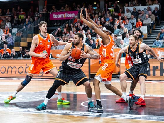 Christopher Ledlum (ratiopharm Ulm, 04) im Zweikampf gegen Lloyd Pandi (RASTA Vechta, 41) RASTA Vechta vs. ratiopharm Ulm, Basketball, easyCredit Basketball Bundesliga, 20. Spieltag, Saison 2025 2026, 14.02.2026 RASTA Vechta vs. ratiopharm Ulm, Basketball, easyCredit Basketball Bundesliga, 20. Spieltag, Saison 2025 2026, 14.02.2026 Vechta Copyright: xEibner-Pressefoto DamianxKruczynx EP_DKI