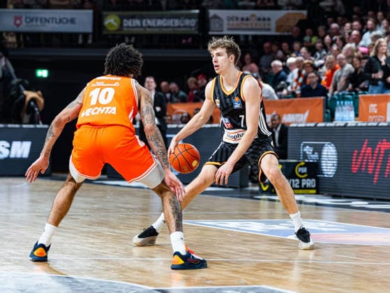 Tobias Jensen (ratiopharm Ulm, 07) im Zweikampf gegen Tevin Brown (RASTA Vechta, 10) RASTA Vechta vs. ratiopharm Ulm, Basketball, easyCredit Basketball Bundesliga, 20. Spieltag, Saison 2025 2026, 14.02.2026 RASTA Vechta vs. ratiopharm Ulm, Basketball, easyCredit Basketball Bundesliga, 20. Spieltag, Saison 2025 2026, 14.02.2026 Vechta Copyright: xEibner-Pressefoto DamianxKruczynx EP_DKI