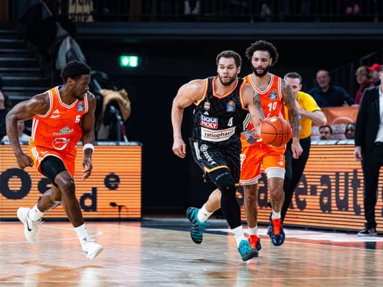 Christopher Ledlum (ratiopharm Ulm, 04) im Dribbling gegen TJ Bamba (RASTA Vechta, 05) und Tevin Brown (RASTA Vechta, 10) RASTA Vechta vs. ratiopharm Ulm, Basketball, easyCredit Basketball Bundesliga, 20. Spieltag, Saison 2025 2026, 14.02.2026 RASTA Vechta vs. ratiopharm Ulm, Basketball, easyCredit Basketball Bundesliga, 20. Spieltag, Saison 2025 2026, 14.02.2026 Vechta Copyright: xEibner-Pressefoto DamianxKruczynx EP_DKI