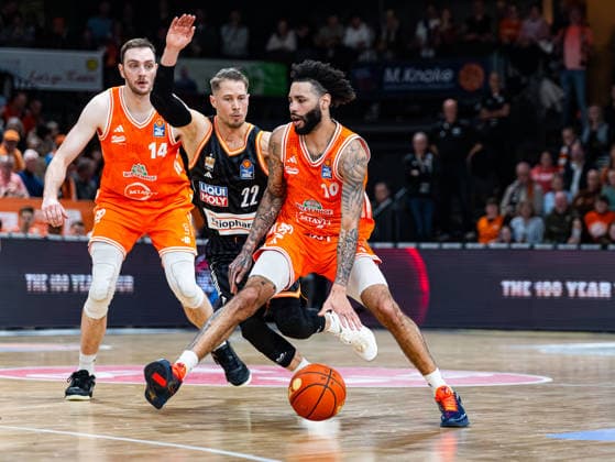 Tevin Brown (RASTA Vechta, 10) im Zweikampf gegen Thomas Klepeisz (ratiopharm Ulm, 22) RASTA Vechta vs. ratiopharm Ulm, Basketball, easyCredit Basketball Bundesliga, 20. Spieltag, Saison 2025 2026, 14.02.2026 RASTA Vechta vs. ratiopharm Ulm, Basketball, easyCredit Basketball Bundesliga, 20. Spieltag, Saison 2025 2026, 14.02.2026 Vechta Copyright: xEibner-Pressefoto DamianxKruczynx EP_DKI