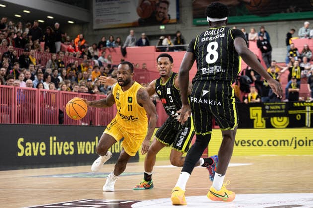 Tigers Tuebingen - BBC Bayreuth, Herren, 2. Bundesliga, Barmer 2. Basketball Bundesliga, pro A, 23. Spieltag, Spielzeit 2025 2026, 14.02.2026 Jordan Johnson (Tigers Tuebingen, 11) auf dem Weg zum Korb gegen Rayshawn Mart (BBC Bayreuth, 03) und Nat Diallo (BBC Bayreuth, 08)
