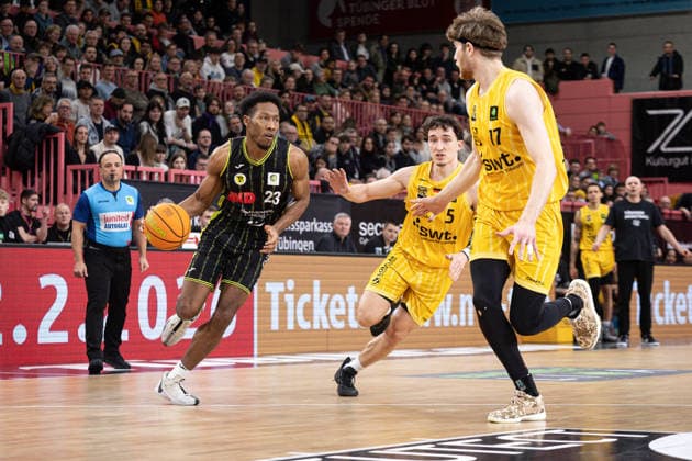 Tigers Tuebingen - BBC Bayreuth, Herren, 2. Bundesliga, Barmer 2. Basketball Bundesliga, pro A, 23. Spieltag, Spielzeit 2025 2026, 14.02.2026 Kevaughn Allen (BBC Bayreuth, 23) gegen Kaya Bayram (Tigers Tuebingen, 05) und Lukas Milner (Tigers Tuebingen, 17)