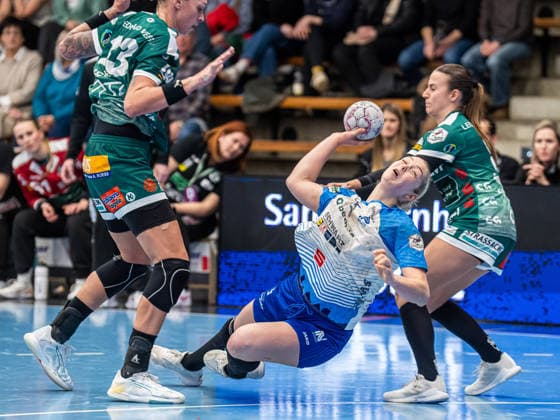 Kim Hinkelmann Union Neckarsulm, 05) im Duell mit Luisa Schulze (Frisch Auf Frauen, 33) und Gianina Bianco (Frisch Auf Frauen, 09), Frisch Auf Goeppingen vs. Sport-Union Neckarsulm, Handball, 1. Bundesliga, Spielzeit 2025 2026, 14.02.2026 Frisch Auf Goeppingen vs. Sport-Union Neckarsulm, Handball, 1. Bundesliga, Spielzeit 2025 2026, 14.02.2026 Goeppingen Copyright: xMichaelxSchmidt Eibner-Pressefotx EP_MST