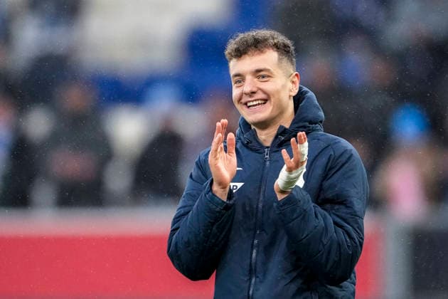 Fisnik Asllani (Hoffenheim, 11), Spieler der TSG 1899 Hoffenheim, Einzelbild, Einzelfoto, Aktion, Action, Jubel nach dem Schlusspfiff, Freude über den Sieg, Sieger, Gewinner, jubelt, jubeln, fröhlich, positiv, freut sich, freuen, optimistisch, Highlight, 14.02.2026, Sinsheim (Deutschland), Fussball, Bundesliga, TSG 1899 Hoffenheim - SC Freiburg, DFB DFL REGULATIONS PROHIBIT ANY USE OF PHOTOGRAPHS AS IMAGE SEQUENCES AND OR QUASI-VIDEO.