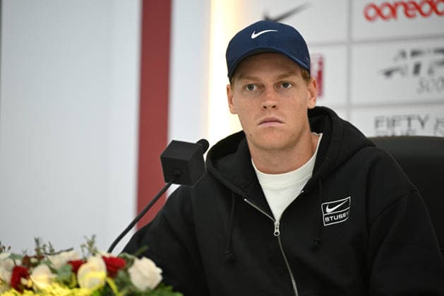 Doha Racket Exchange: WTA, Tennis Damen 1000 Finale Gives Way To ATP, Tennis Herren 500 Arrivals DOHA, QATAR FEBRUARY 14: Italian tennis Jannik Sinner attends a press conference, PK, Pressekonferenz at the Khalifa International Tennis and Squash Complex in Doha, Qatar, February 14, 2026. The venue undergoes a logistical transition as the WTA 1000 concludes; while women s finals are played, arriving ATP players have begun official draws, press conferences, and training sessions ahead of the February 16 kickoff. Doha Qatar Copyright: xArturxWidakx originalFilename:widak-doharack260214_npeJy.jpg