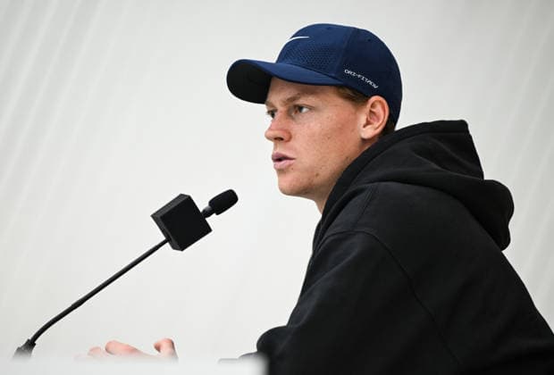 Doha Racket Exchange: WTA, Tennis Damen 1000 Finale Gives Way To ATP, Tennis Herren 500 Arrivals DOHA, QATAR FEBRUARY 14: Italian tennis Jannik Sinner attends a press conference, PK, Pressekonferenz at the Khalifa International Tennis and Squash Complex in Doha, Qatar, February 14, 2026. The venue undergoes a logistical transition as the WTA 1000 concludes; while women s finals are played, arriving ATP players have begun official draws, press conferences, and training sessions ahead of the February 16 kickoff. Doha Qatar Copyright: xArturxWidakx originalFilename:widak-doharack260214_npe7K.jpg