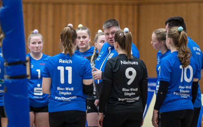 Volleyball, Saison 2025 2026, Dritte Liga West, 14.02.2026, 16. Spieltag, Frauen, BW Dingden (blau) vs. VV Humann Essen (rot) v.l.: Lara Kruse (BW Dingden), Hannah Reich (BW Dingden), Leni Vehns (BW Dingden), Mira Kruse (Libera BW Dingden), Marvin Hansmann (Trainer BW Dingden), Carolin Niehues (Libera BW Dingden), Eva Schmitz (BW Dingden), Valerie Fels (BW Dingden), Tim Heinrich (BW Dingden), Hamminkeln Sporthalle am Mumbeckerbach Nordrhein-Westfalen Deutschland