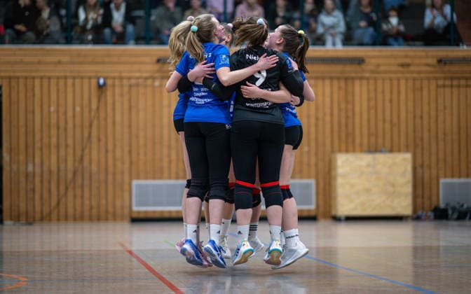 Volleyball, Saison 2025 2026, Dritte Liga West, 14.02.2026, 16. Spieltag, Frauen, BW Dingden (blau) vs. VV Humann Essen (rot) v.l.: Louisa Baumeister (BW Dingden), Eva Schmitz (BW Dingden), Janne Epping (BW Dingden), Carolin Niehues (Libera BW Dingden), Lara Kruse (BW Dingden), Leni Vehns (BW Dingden), Hamminkeln Sporthalle am Mumbeckerbach Nordrhein-Westfalen Deutschland