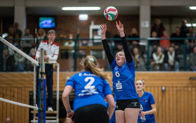 Volleyball, Saison 2025 2026, Dritte Liga West, 14.02.2026, 16. Spieltag, Frauen, BW Dingden (blau) vs. VV Humann Essen (rot) v.l.: Eva Schmitz (BW Dingden), Louisa Baumeister (BW Dingden), Janne Epping (BW Dingden, hintergrund), Hamminkeln Sporthalle am Mumbeckerbach Nordrhein-Westfalen Deutschland