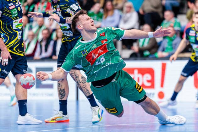 Handball, HBL, GWD Minden - Rhein-Neckar Löwen #2 v.l. Jannik Kohlbacher (Rhein-Neckar Loewen, 80), Edwin Aspenbaeck (Rhein-Neckar Loewen, 78), Tom Bergner (GWD Minden, 28) GER, GWD Minden vs. Rhein-Neckar Loewen, Handball, 1. Bundesliga, 21. Spieltag, Spielzeit 2025 2026, 14.02.2026 GER, GWD Minden vs. Rhein-Neckar Loewen, Handball, 1. Bundesliga, 21. Spieltag, Spielzeit 2025 2026, 14.02.2026 Minden Copyright: xEibner-Pressefoto JanxRollingerx EP_JSK