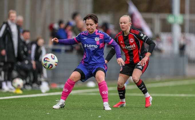 GER, Frankfurt, Eintracht Frankfurt II vs FSV Mainz 05, 2. Frauen Bundesliga, Fussball, DFB, Spielzeit 2025 2026, Stadion am Brentanobad, 17. Spieltag im Bild v.l.: Emma Junold (1. FSV Mainz 05 Frauen 22), Keira Bednorz (Eintracht Frankfurt II 23) DFB DFL REGULATIONS PROHIBIT ANY USE OF PHOTOGRAPHS AS IMAGE SEQUENCES AND OR QUASI-VIDEO, 15.02.2026 Copyright: HMBxMedia HendrikxHamelau