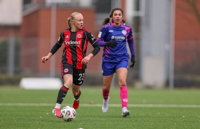 GER, Frankfurt, Eintracht Frankfurt II vs FSV Mainz 05, 2. Frauen Bundesliga, Fussball, DFB, Spielzeit 2025 2026, Stadion am Brentanobad, 17. Spieltag im Bild v.l.: Keira Bednorz (Eintracht Frankfurt II 23), Sarah Khalifa (Mainz 05) DFB DFL REGULATIONS PROHIBIT ANY USE OF PHOTOGRAPHS AS IMAGE SEQUENCES AND OR QUASI-VIDEO, 15.02.2026 Copyright: HMBxMedia HendrikxHamelau