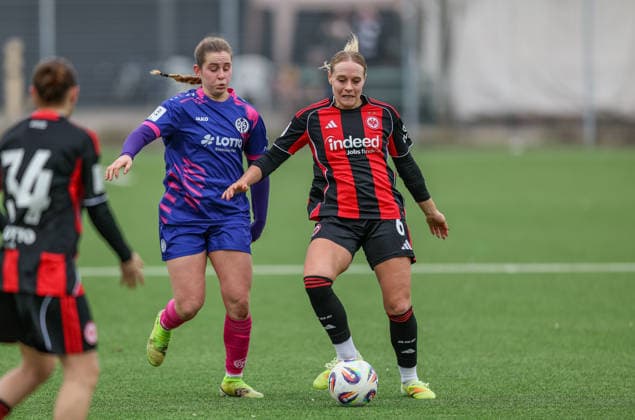 iGER, Frankfurt, Eintracht Frankfurt II vs FSV Mainz 05, 2. Frauen Bundesliga, Fussball, DFB, Spielzeit 2025 2026, Stadion am Brentanobad, 17. Spieltag im Bild v.l.: Tamar Goren (1. FSV Mainz 05 Frauen 13), Kerstin Bogenschütz (Eintracht Frankfurt II 6) DFB DFL REGULATIONS PROHIBIT ANY USE OF PHOTOGRAPHS AS IMAGE SEQUENCES AND OR QUASI-VIDEO, 15.02.2026 Copyright: HMBxMedia HendrikxHamelau
