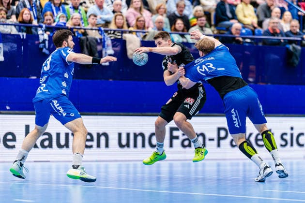 v.l. Tim Suton (TBV Lemgo Lippe, 23), Viggo Kristjansson (HC Erlangen, 73), Lukas Hutecek (TBV Lemgo Lippe, 02) GER, TBV Lemgo Lippe vs. HC Erlangen, Handball, 1. Bundesliga, 21. Spieltag, Spielzeit 2025 2026, 15.02.2026 GER, TBV Lemgo Lippe vs. HC Erlangen, Handball, 1. Bundesliga, 21. Spieltag, Spielzeit 2025 2026, 15.02.2026 Lemgo Copyright: xEibner-Pressefoto JanxRollingerx EP_JSK