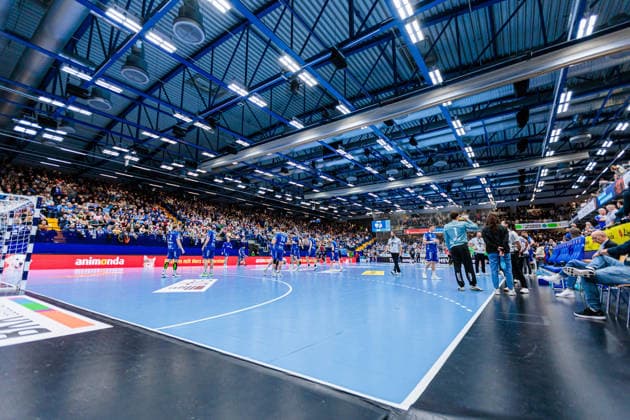 Spielunterbrechung auf Grund eines medizinischen Notfalls auf der Tribuene im Publikum, die Spieler beider Mannschaften halten sich auf dem Spielfeld warm GER, TBV Lemgo Lippe vs. HC Erlangen, Handball, 1. Bundesliga, 21. Spieltag, Spielzeit 2025 2026, 15.02.2026 GER, TBV Lemgo Lippe vs. HC Erlangen, Handball, 1. Bundesliga, 21. Spieltag, Spielzeit 2025 2026, 15.02.2026 Lemgo Copyright: xEibner-Pressefoto JanxRollingerx EP_JSK