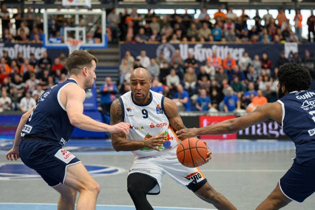 Spencer Reaves (MBC, 31), DeAndre Lansdowne (Rostock, 9), RJ Gunn (MBC, 21), Syntainics MBC vs. Rostock Seawolves, Basketball, 1. Bundesliga, Maenner, 20. Spieltag Hauptrunde, Saison 2025 26, 15.02.2026. Weißenfels Stadthalle Sachsen-Anhalt Deutschland