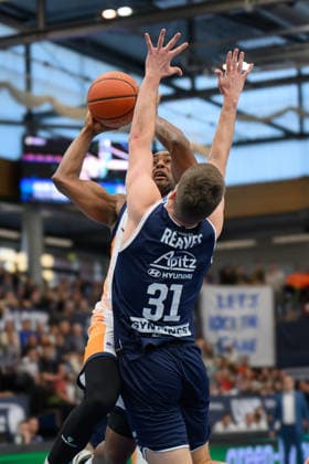 DeAndre Lansdowne (Rostock, 9), Spencer Reaves (MBC, 31), Syntainics MBC vs. Rostock Seawolves, Basketball, 1. Bundesliga, Maenner, 20. Spieltag Hauptrunde, Saison 2025 26, 15.02.2026. Weißenfels Stadthalle Sachsen-Anhalt Deutschland