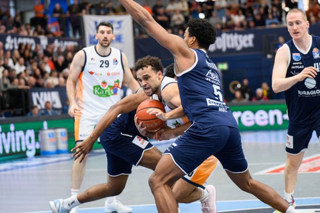 Elias Baggette (Rostock, 4), Marcus Foster (MBC, 5), Syntainics MBC vs. Rostock Seawolves, Basketball, 1. Bundesliga, Maenner, 20. Spieltag Hauptrunde, Saison 2025 26, 15.02.2026. Weißenfels Stadthalle Sachsen-Anhalt Deutschland