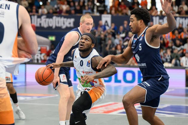 Collin Welp (MBC, 40), TJ Crockett Jr. (Rostock, 0), Marcus Foster (MBC, 5), Syntainics MBC vs. Rostock Seawolves, Basketball, 1. Bundesliga, Maenner, 20. Spieltag Hauptrunde, Saison 2025 26, 15.02.2026. Weißenfels Stadthalle Sachsen-Anhalt Deutschland