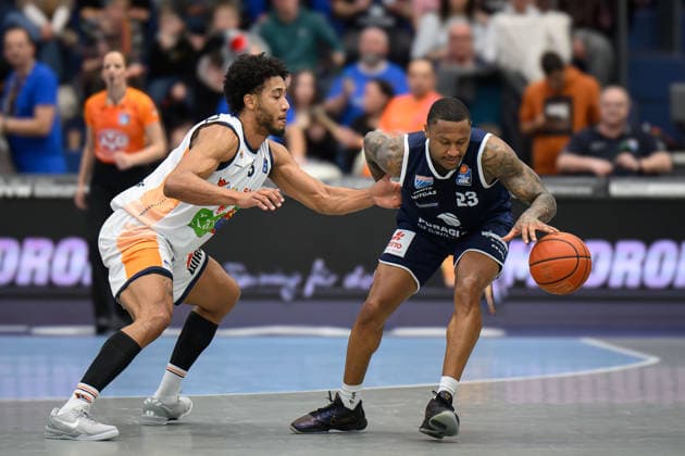 D Shawn Schwartz (Rostock, 5), Charles Callison (MBC, 23), Syntainics MBC vs. Rostock Seawolves, Basketball, 1. Bundesliga, Maenner, 20. Spieltag Hauptrunde, Saison 2025 26, 15.02.2026. Weißenfels Stadthalle Sachsen-Anhalt Deutschland