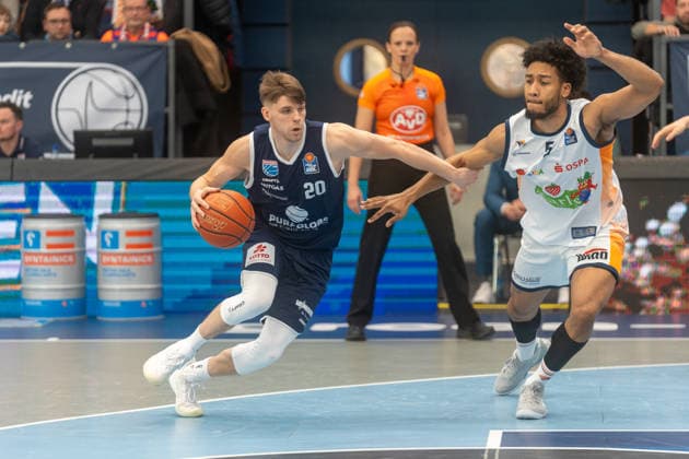 Perttu Blomgren (Syntainics MBC, 20) im Zweikampf gegen D Shawn Schwartz (Rostock Seawolves, 05) Syntainics MBC vs. Rostock Seawolves, Basketball, Basketball-Bundesliga, 20. Spieltag, Saison 2025 2026, 15.02.2026 Syntainics MBC vs. Rostock Seawolves, Basketball, Basketball-Bundesliga, 20. Spieltag, Saison 2025 2026, 15.02.2026 Weißenfels Copyright: xEibner-Pressefoto PiaxSchindlerx EP_PSR