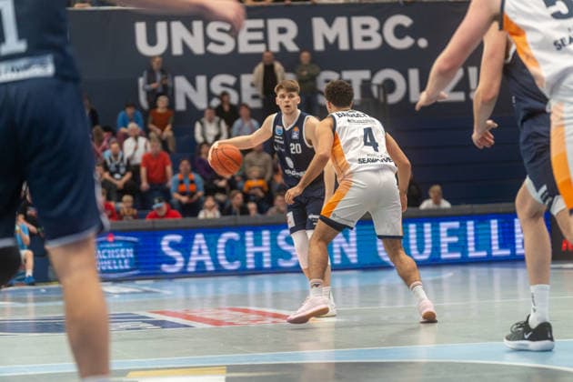 Perttu Blomgren (Syntainics MBC, 20) im Duell gegen Elias Baggette (Rostock Seawolves, 04) Syntainics MBC vs. Rostock Seawolves, Basketball, Basketball-Bundesliga, 20. Spieltag, Saison 2025 2026, 15.02.2026 Syntainics MBC vs. Rostock Seawolves, Basketball, Basketball-Bundesliga, 20. Spieltag, Saison 2025 2026, 15.02.2026 Weißenfels Copyright: xEibner-Pressefoto PiaxSchindlerx EP_PSR