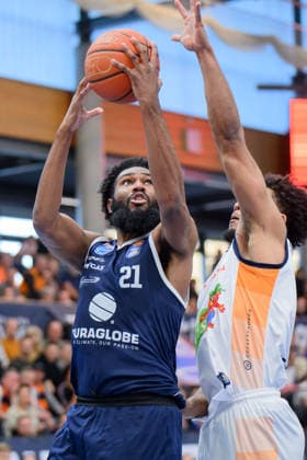 RJ Gunn (MBC, 21), D Shawn Schwartz (Rostock, 5), Syntainics MBC vs. Rostock Seawolves, Basketball, 1. Bundesliga, Maenner, 20. Spieltag Hauptrunde, Saison 2025 26, 15.02.2026. Weißenfels Stadthalle Sachsen-Anhalt Deutschland