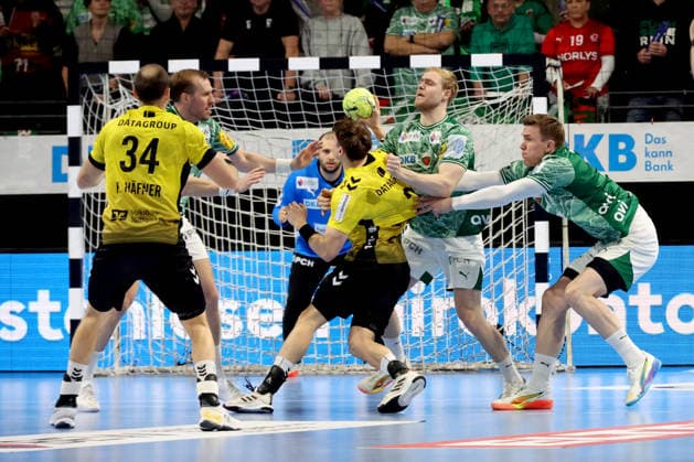 DEU, DHB, 1.HBL, Fuechse Berlin vs. TVB Stuttgart, 15.02.2026, Max-Schmeling-Halle, Berlin, DEU, DHB, 1.HBL, Fuechse Berlin vs. TVB Stuttgart, im Bild Max Darj (Fuechse Berlin 5), Matthes Langhoff (Fuechse Berlin 25), Lasse Andersson (Fuechse Berlin 11), Max Haefner (Stuttgart 3), Kai Haefner (Stuttgart 34)