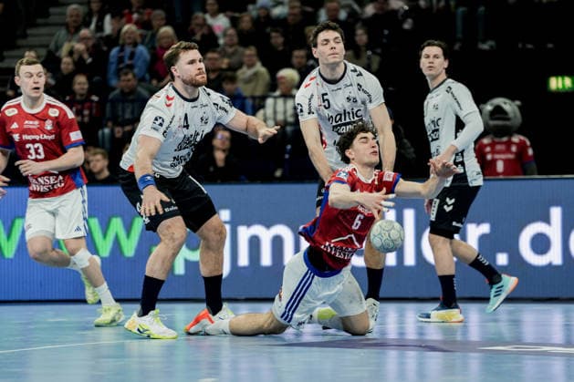 Deutschland: Handball-Bundesliga, DAIKIN HBL 2025 26, 21. Spieltag Handball Verein Hamburg vs Flensburg-Handewitt Barclays Arena (Hamburg): Elias Kofler (HSV Hamburg, 6), Johannes Golla (SG Flensburg-Handewitt, 4), Moritz Sauter (HSV Hamburg, 33), Niclas Kirkelökke (SG Flensburg-Handewitt, 5), Aksel Horgen (SG Flensburg-Handewitt, 27) Copyright: xStefanxTrochax