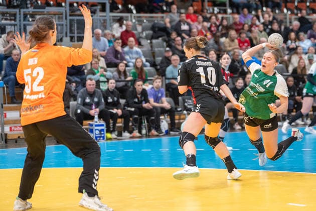 Anna Clara Rudolf (SG 09 Kirchhof, 41) kommt zum Wurf gegen Sophia Cormann (TSV Bayer 04 Leverkusen, 10) und Merle Muth (TSV Bayer 04 Leverkusen, 52). TSV Bayer 04 Leverkusen vs. SG 09 Kirchhof, Handball, ALSCO Handballbundesliga Frauen, 18. Spieltag, Saison 2025 2026, 15.02.2026 TSV Bayer 04 Leverkusen vs. SG 09 Kirchhof, Handball, ALSCO Handballbundesliga Frauen, 18. Spieltag, Saison 2025 2026, 15.02.2026 Leverkusen Copyright: xEibner-Pressefoto ThomasxHaeslerx EP_THR