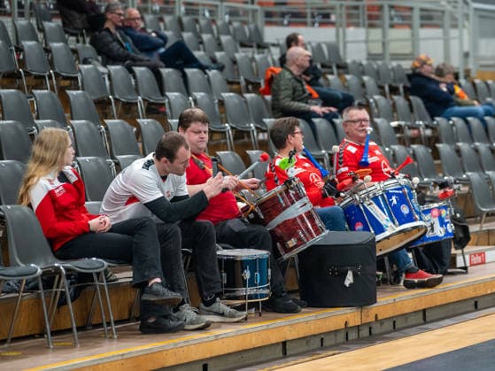Leverkusener Fans unterstuetzen ihre Mannschaft lautstark. TSV Bayer 04 Leverkusen vs. SG 09 Kirchhof, Handball, ALSCO Handballbundesliga Frauen, 18. Spieltag, Saison 2025 2026, 15.02.2026 TSV Bayer 04 Leverkusen vs. SG 09 Kirchhof, Handball, ALSCO Handballbundesliga Frauen, 18. Spieltag, Saison 2025 2026, 15.02.2026 Leverkusen Copyright: xEibner-Pressefoto ThomasxHaeslerx EP_THR