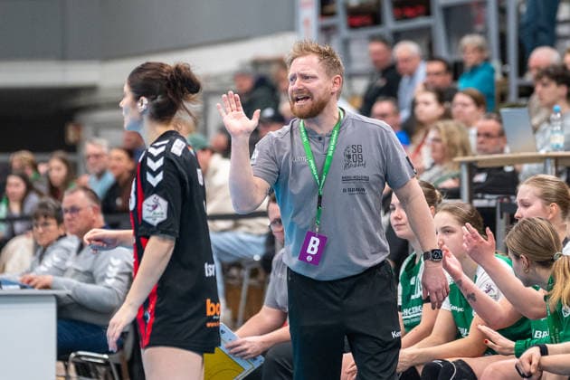 Christian Denk (SG 09 Kirchhof, Trainer) gibt lautstark Anweisungen. TSV Bayer 04 Leverkusen vs. SG 09 Kirchhof, Handball, ALSCO Handballbundesliga Frauen, 18. Spieltag, Saison 2025 2026, 15.02.2026 TSV Bayer 04 Leverkusen vs. SG 09 Kirchhof, Handball, ALSCO Handballbundesliga Frauen, 18. Spieltag, Saison 2025 2026, 15.02.2026 Leverkusen Copyright: xEibner-Pressefoto ThomasxHaeslerx EP_THR