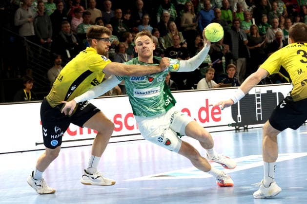 DEU, DHB, 1.HBL, Fuechse Berlin vs. TVB Stuttgart, 15.02.2026, Max-Schmeling-Halle, Berlin, DEU, DHB, 1.HBL, Fuechse Berlin vs. TVB Stuttgart, im Bild Mathias Gidsel (Fuechse Berlin 19), Antonio Serradilla(Stuttgart 5)