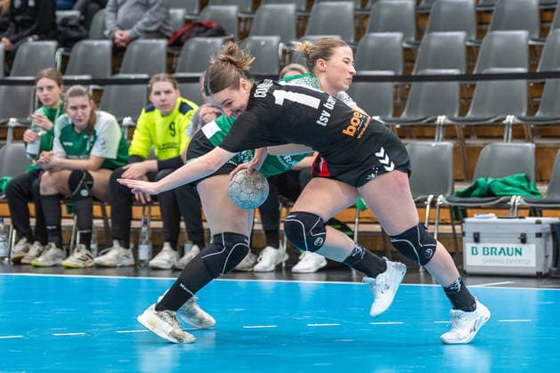 Zweikampf zwischen Sophia Cormann (TSV Bayer 04 Leverkusen, 10) und Marie Sauerwald (SG 09 Kirchhof, 08). TSV Bayer 04 Leverkusen vs. SG 09 Kirchhof, Handball, ALSCO Handballbundesliga Frauen, 18. Spieltag, Saison 2025 2026, 15.02.2026 TSV Bayer 04 Leverkusen vs. SG 09 Kirchhof, Handball, ALSCO Handballbundesliga Frauen, 18. Spieltag, Saison 2025 2026, 15.02.2026 Leverkusen Copyright: xEibner-Pressefoto ThomasxHaeslerx EP_THR