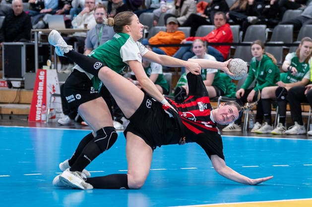 Zweikampf zwischen Marie Sauerwald (SG 09 Kirchhof, 08) und Henriette Clauberg (TSV Bayer 04 Leverkusen, 14). TSV Bayer 04 Leverkusen vs. SG 09 Kirchhof, Handball, ALSCO Handballbundesliga Frauen, 18. Spieltag, Saison 2025 2026, 15.02.2026 TSV Bayer 04 Leverkusen vs. SG 09 Kirchhof, Handball, ALSCO Handballbundesliga Frauen, 18. Spieltag, Saison 2025 2026, 15.02.2026 Leverkusen Copyright: xEibner-Pressefoto ThomasxHaeslerx EP_THR