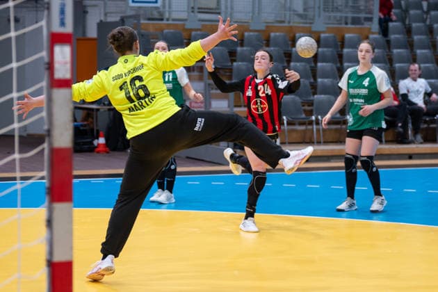 Britt van der Baan (TSV Bayer 04 Leverkusen, 24) kommt zum Wurf gege Charlotta Martin (SG 09 Kirchhof, 16). TSV Bayer 04 Leverkusen vs. SG 09 Kirchhof, Handball, ALSCO Handballbundesliga Frauen, 18. Spieltag, Saison 2025 2026, 15.02.2026 TSV Bayer 04 Leverkusen vs. SG 09 Kirchhof, Handball, ALSCO Handballbundesliga Frauen, 18. Spieltag, Saison 2025 2026, 15.02.2026 Leverkusen Copyright: xEibner-Pressefoto ThomasxHaeslerx EP_THR