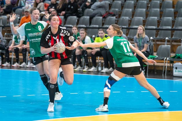 Zweikampf zwischen Henriette Clauberg (TSV Bayer 04 Leverkusen, 14) und Hannah Berk (SG 09 Kirchhof, 17). TSV Bayer 04 Leverkusen vs. SG 09 Kirchhof, Handball, ALSCO Handballbundesliga Frauen, 18. Spieltag, Saison 2025 2026, 15.02.2026 TSV Bayer 04 Leverkusen vs. SG 09 Kirchhof, Handball, ALSCO Handballbundesliga Frauen, 18. Spieltag, Saison 2025 2026, 15.02.2026 Leverkusen Copyright: xEibner-Pressefoto ThomasxHaeslerx EP_THR