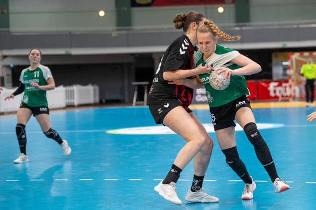 Zweikampf zwischen Denise Mol (TSV Bayer 04 Leverkusen, 19) und Juliana Wagner (SG 09 Kirchhof, 15). TSV Bayer 04 Leverkusen vs. SG 09 Kirchhof, Handball, ALSCO Handballbundesliga Frauen, 18. Spieltag, Saison 2025 2026, 15.02.2026 TSV Bayer 04 Leverkusen vs. SG 09 Kirchhof, Handball, ALSCO Handballbundesliga Frauen, 18. Spieltag, Saison 2025 2026, 15.02.2026 Leverkusen Copyright: xEibner-Pressefoto ThomasxHaeslerx EP_THR