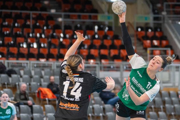 Chantal Reimbold (SG 09 Kirchhof, 11) kommt gegen Henriette Clauberg (TSV Bayer 04 Leverkusen, 14) zum Wurf. TSV Bayer 04 Leverkusen vs. SG 09 Kirchhof, Handball, ALSCO Handballbundesliga Frauen, 18. Spieltag, Saison 2025 2026, 15.02.2026 TSV Bayer 04 Leverkusen vs. SG 09 Kirchhof, Handball, ALSCO Handballbundesliga Frauen, 18. Spieltag, Saison 2025 2026, 15.02.2026 Leverkusen Copyright: xEibner-Pressefoto ThomasxHaeslerx EP_THR