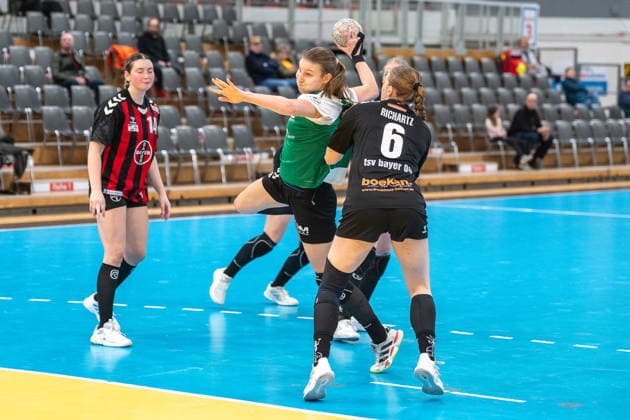 Zweikampf zwischen Dana Sophie Kroemer (SG 09 Kirchhof, 73) und Astrid Richarz (TSV Bayer 04 Leverkusen, 06). TSV Bayer 04 Leverkusen vs. SG 09 Kirchhof, Handball, ALSCO Handballbundesliga Frauen, 18. Spieltag, Saison 2025 2026, 15.02.2026 TSV Bayer 04 Leverkusen vs. SG 09 Kirchhof, Handball, ALSCO Handballbundesliga Frauen, 18. Spieltag, Saison 2025 2026, 15.02.2026 Leverkusen Copyright: xEibner-Pressefoto ThomasxHaeslerx EP_THR