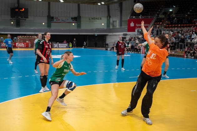 Hannah Berk (SG 09 Kirchhof, 17) scheitert an Merle Muth (TSV Bayer 04 Leverkusen, 52). TSV Bayer 04 Leverkusen vs. SG 09 Kirchhof, Handball, ALSCO Handballbundesliga Frauen, 18. Spieltag, Saison 2025 2026, 15.02.2026 TSV Bayer 04 Leverkusen vs. SG 09 Kirchhof, Handball, ALSCO Handballbundesliga Frauen, 18. Spieltag, Saison 2025 2026, 15.02.2026 Leverkusen Copyright: xEibner-Pressefoto ThomasxHaeslerx EP_THR