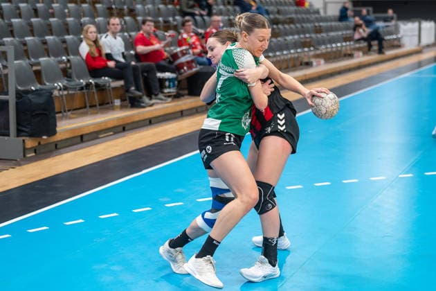 Zweikampf zwischen Sophia Cormann (TSV Bayer 04 Leverkusen, 10) und Hannah Berk (SG 09 Kirchhof, 17). TSV Bayer 04 Leverkusen vs. SG 09 Kirchhof, Handball, ALSCO Handballbundesliga Frauen, 18. Spieltag, Saison 2025 2026, 15.02.2026 TSV Bayer 04 Leverkusen vs. SG 09 Kirchhof, Handball, ALSCO Handballbundesliga Frauen, 18. Spieltag, Saison 2025 2026, 15.02.2026 Leverkusen Copyright: xEibner-Pressefoto ThomasxHaeslerx EP_THR
