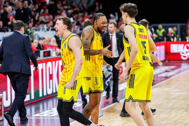 Alex O Connell (ALBA Berlin, 03), J wan Roberts (ALBA Berlin, 13), Richard Schmitt (ALBA Berlin, 25), Team, Mannschaft, jubelt, Jubel, positive Emotionen, positive Emotion, Spielende, BMA365 Bamberg Baskets vs. ALBA Berlin, Basketball, easyCredit BBL, 20. Spieltag, 15.02.2026 BMA365 Bamberg Baskets vs. ALBA Berlin, Basketball, easyCredit BBL, 20. Spieltag, 15.02.2026 Bamberg Copyright: xEibner-Pressefoto G.xSantemizx EP_EER