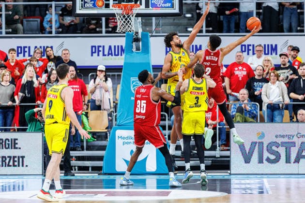 Ejiofor Onu (BMA365 Bamberg Baskets, 35), Norris Agbakoko (ALBA Berlin, 17), Alex O Connell (ALBA Berlin, 03), Ibi Watson (BMA365 Bamberg Baskets, 02), BMA365 Bamberg Baskets vs. ALBA Berlin, Basketball, easyCredit BBL, 20. Spieltag, 15.02.2026 BMA365 Bamberg Baskets vs. ALBA Berlin, Basketball, easyCredit BBL, 20. Spieltag, 15.02.2026 Bamberg Copyright: xEibner-Pressefoto G.xSantemizx EP_EER
