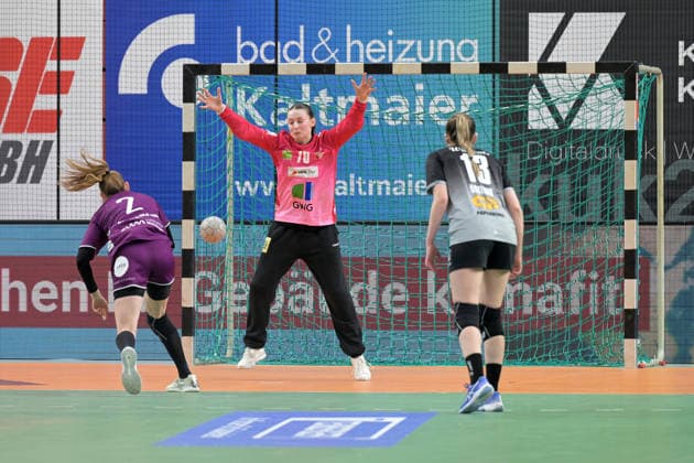 Nicola Czaja (SV Union Halle-Neustadt, 70) im Tor gegen Selina Lindemann (TusSies Metzingen, 02) TusSies Metzingen vs. SV Union Halle-Neustadt, Handball, Alsco HBF, 17.Ligaspieltag, Saison 2025 2026, 15.02.2026 TusSies Metzingen vs. SV Union Halle-Neustadt, Handball, Alsco HBF, 17.Ligaspieltag, Saison 2025 2026, 15.02.2026 Tuebingen Copyright: xEibner-Pressefoto TobiasxBaurx EP_TBR