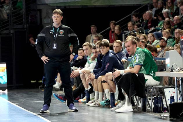 DEU, DHB, 1.HBL, Fuechse Berlin vs. TVB Stuttgart, 15.02.2026, Max-Schmeling-Halle, Berlin, DEU, DHB, 1.HBL, Fuechse Berlin vs. TVB Stuttgart, im Bild Cheftrainer Nicolej Krickau (Fuechse Berlin), Fuechse-Spielerbank