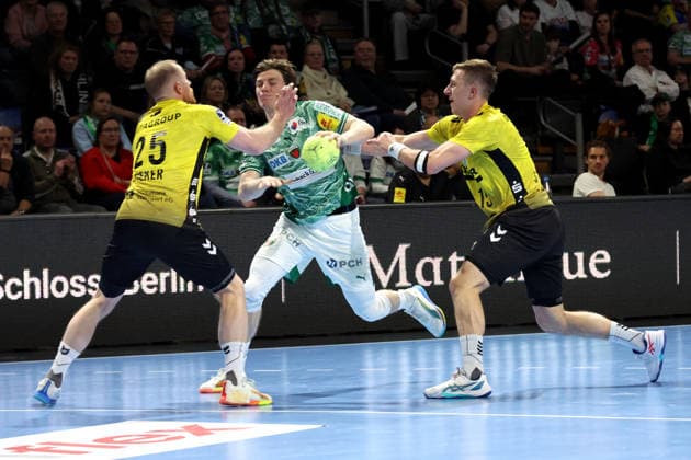 DEU, DHB, 1.HBL, Fuechse Berlin vs. TVB Stuttgart, 15.02.2026, Max-Schmeling-Halle, Berlin, DEU, DHB, 1.HBL, Fuechse Berlin vs. TVB Stuttgart, im Bild Nils Lichtlein (Fuechse Berlin 17), Simone Mengon (Stuttgart 15), Patrick Zieker (Stuttgart 25)