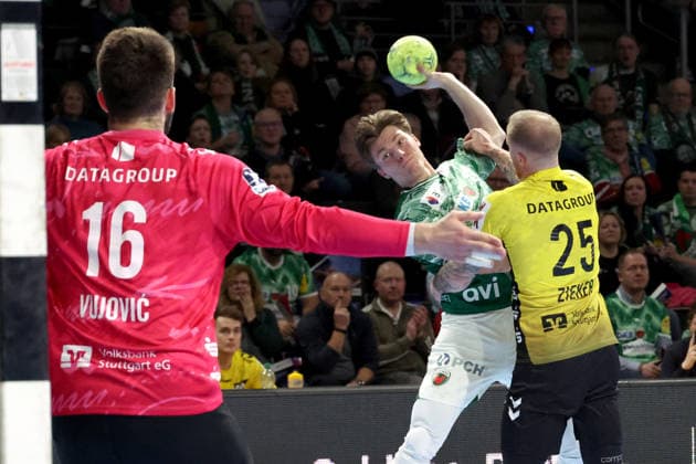 DEU, DHB, 1.HBL, Fuechse Berlin vs. TVB Stuttgart, 15.02.2026, Max-Schmeling-Halle, Berlin, DEU, DHB, 1.HBL, Fuechse Berlin vs. TVB Stuttgart, im Bild Nils Lichtlein (Fuechse Berlin 17), Patrick Zieker (Stuttgart 25),Miljan Vujovic (Stuttgart 16)