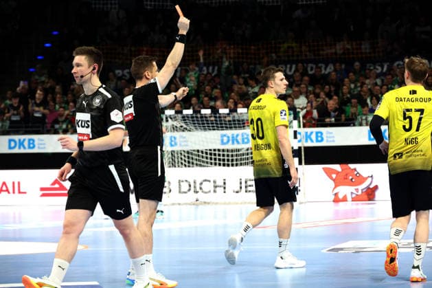 DEU, DHB, 1.HBL, Fuechse Berlin vs. TVB Stuttgart, 15.02.2026, Max-Schmeling-Halle, Berlin, DEU, DHB, 1.HBL, Fuechse Berlin vs. TVB Stuttgart, im Bild rote Karte fuer Samir Bellahcene (Stuttgart 30)