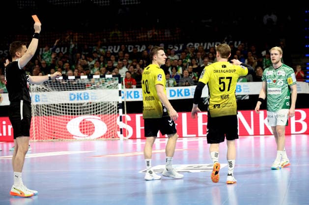 DEU, DHB, 1.HBL, Fuechse Berlin vs. TVB Stuttgart, 15.02.2026, Max-Schmeling-Halle, Berlin, DEU, DHB, 1.HBL, Fuechse Berlin vs. TVB Stuttgart, im Bild Matthes Langhoff (Fuechse Berlin 25), rote Karte fuer Samir Bellahcene (Stuttgart 30), Jakob Nigg (Stuttgart 57)